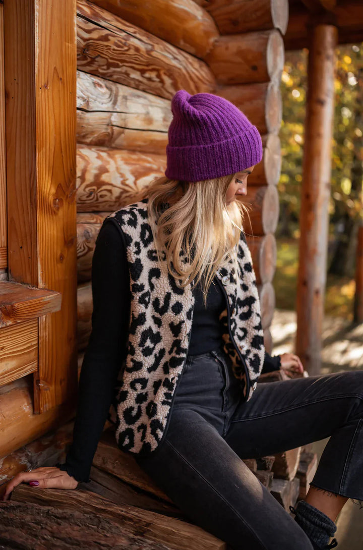 Femke | De gebreide bodywarmer met luipaardprint