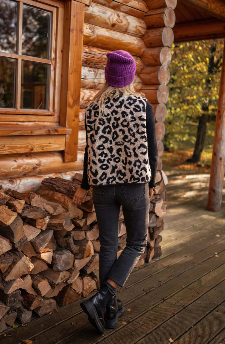 Femke | De gebreide bodywarmer met luipaardprint