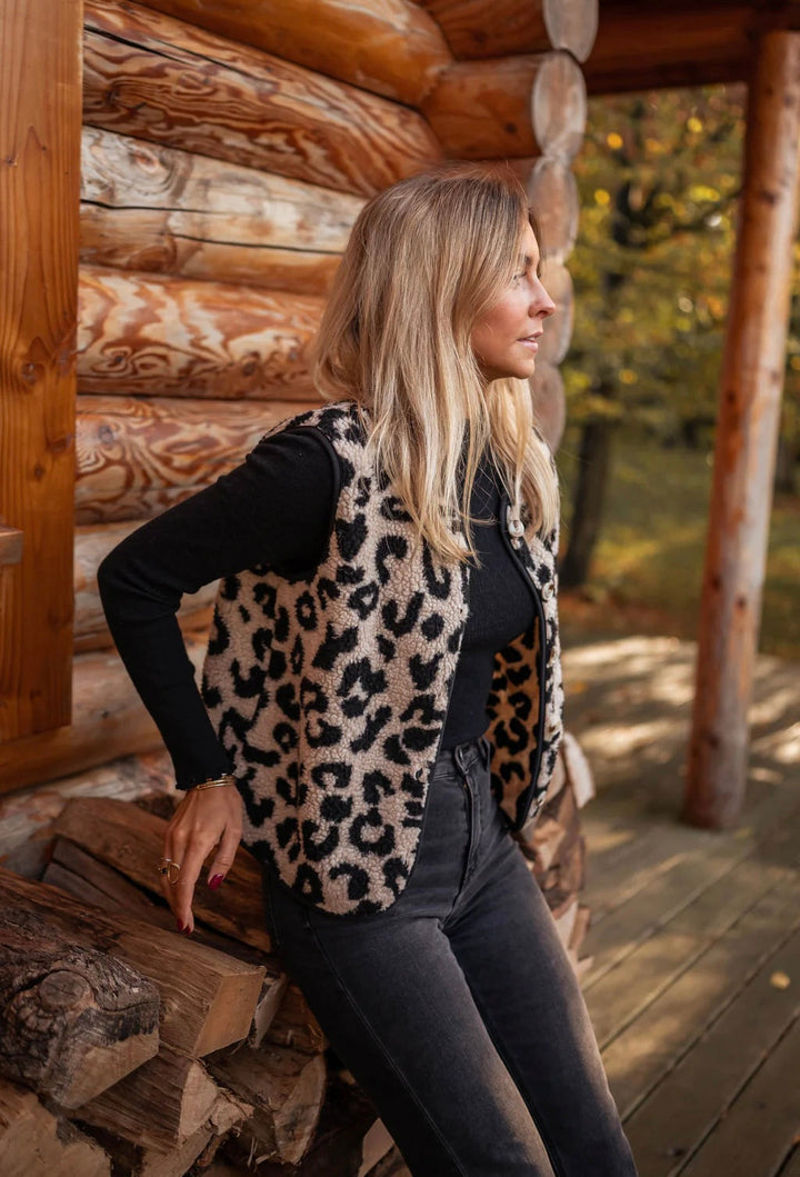 Femke | De gebreide bodywarmer met luipaardprint
