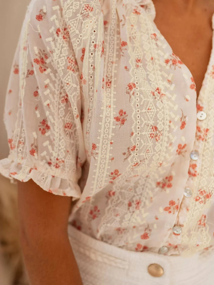 ELINA | LICHTE ZOMERBLOUSE MET ROMANTISCHE CHARME
